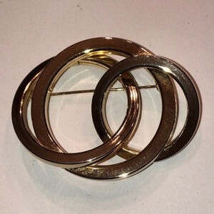 Vintage Gold Tone Intertwined Circle Brooch Shoulder Pin